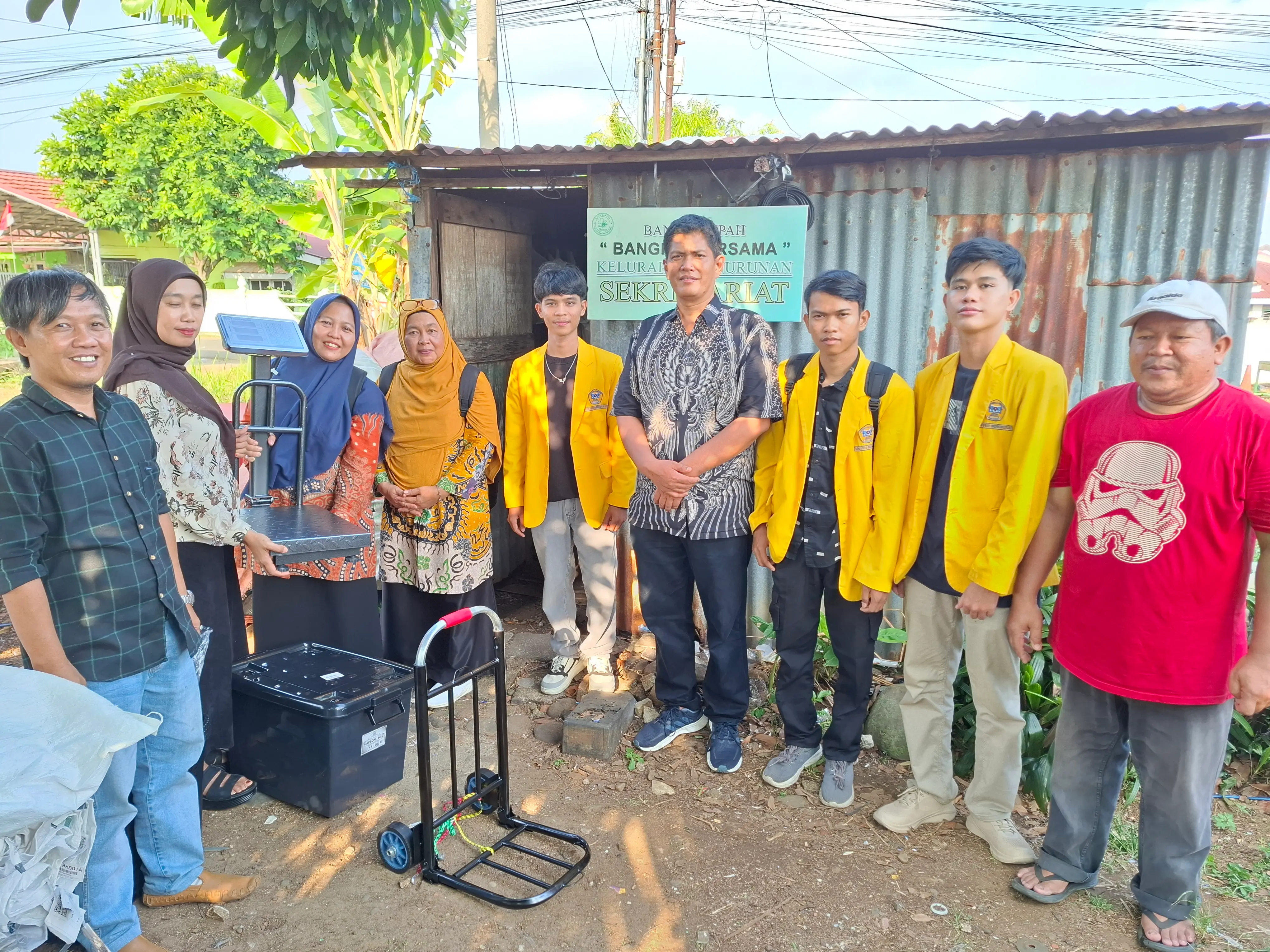Penyerahan alat pendukung bank sampah